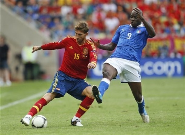 Điểm sáng hiếm hoi của Balotelli: cướp bóng trong chân Ramos